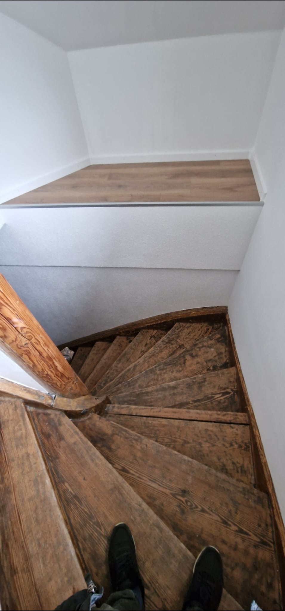 Treppenrenovierung — Nachher: modern renovierte Treppe