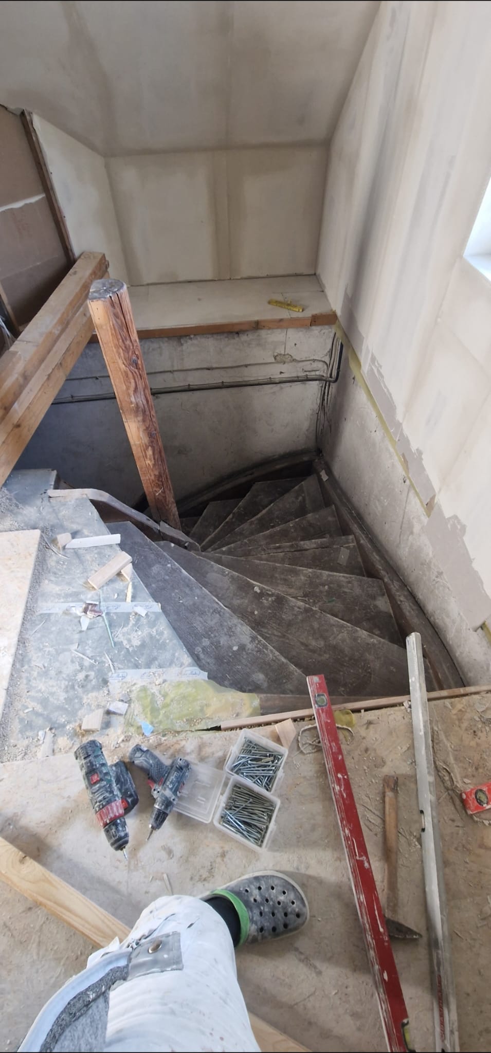 Treppenrenovierung — Vorher: alte abgenutzte Treppe